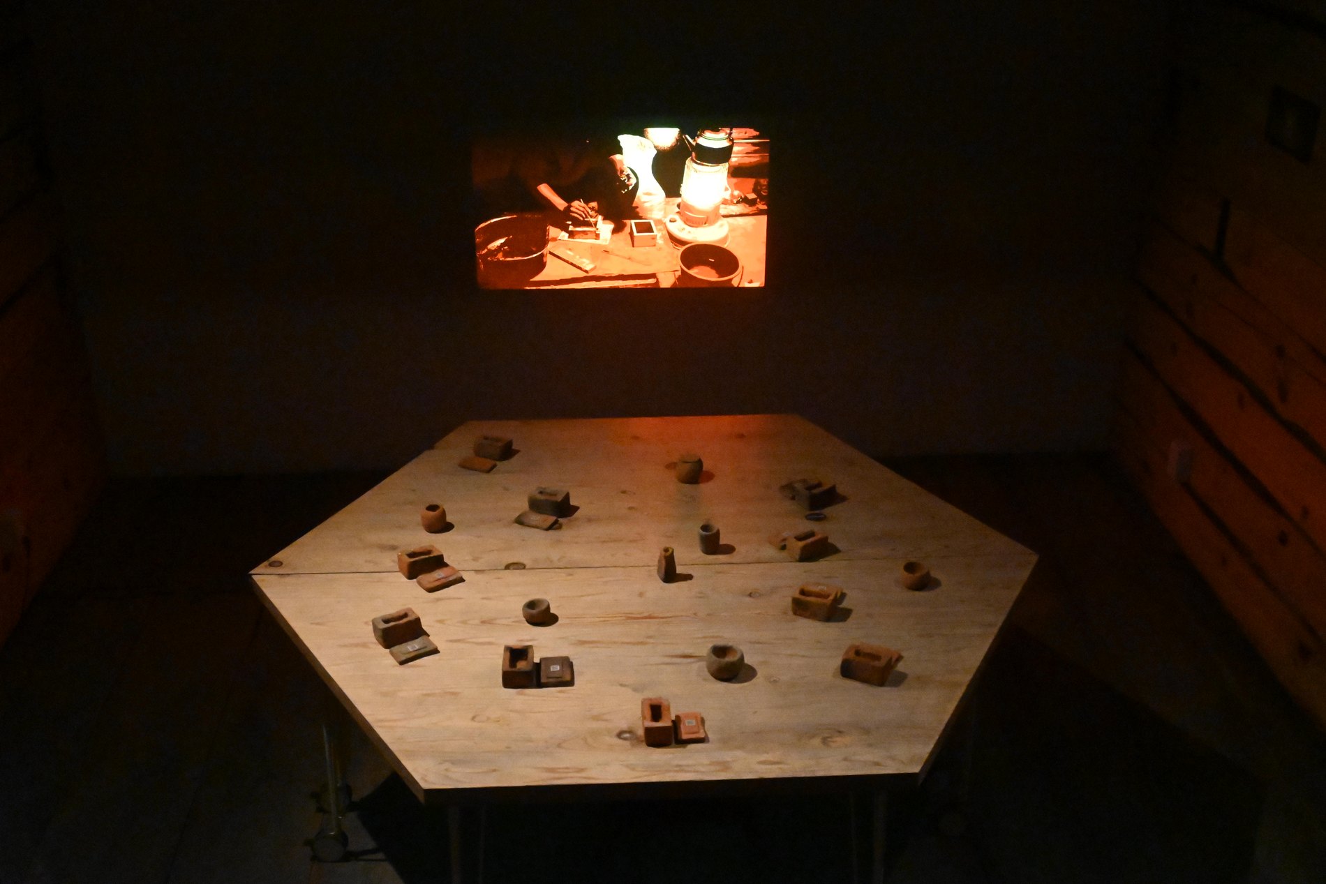 成果報告会の展示風景、焼成の映像投影